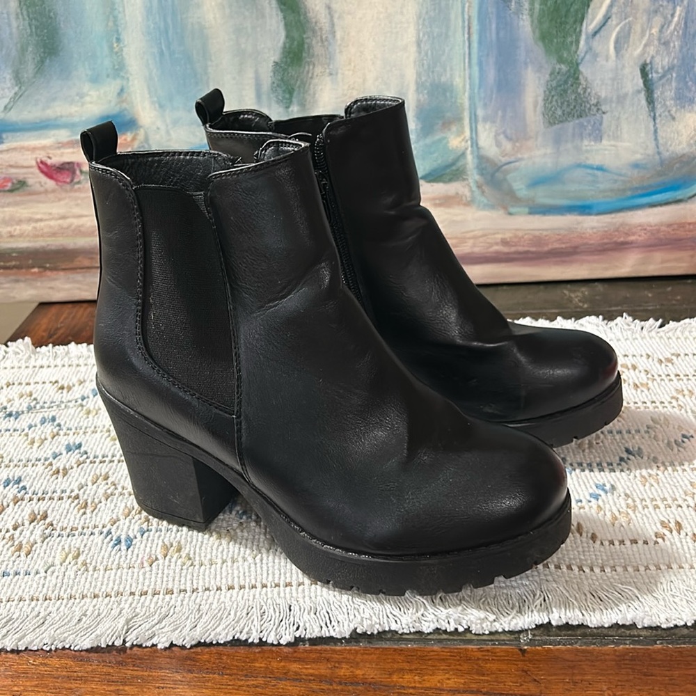Refresh size 7 ankle high boots, black zipper on the side